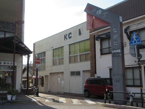 長門市駅前の食の横丁入口…閉じられたシャッターが目立つ