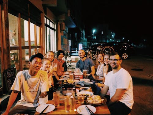 お客さんと一緒に夜ご飯