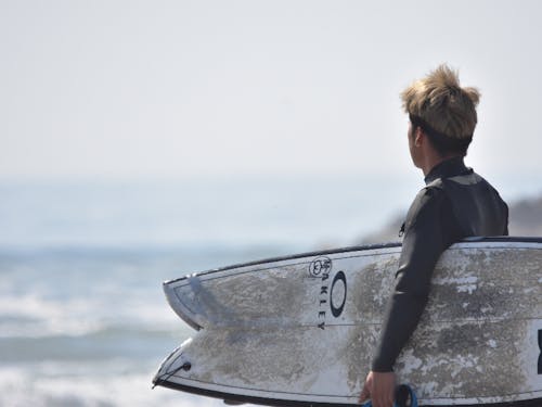 北泉海岸でサーフィン