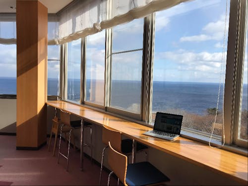 食堂に設置された窓際のワークスペース