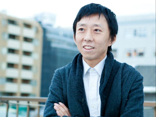 伊藤 洋志|LLPナリワイ代表:頭と体が丈夫になって、やればやるほど仲間が育つ「ナリワイ」を実践。シェア・アトリエの運営、「モンゴル武者修行ツアー」のほか、「全国床張り協会」など、ギルド的団体運営も行う。著書に「ナリワイをつくる」など。