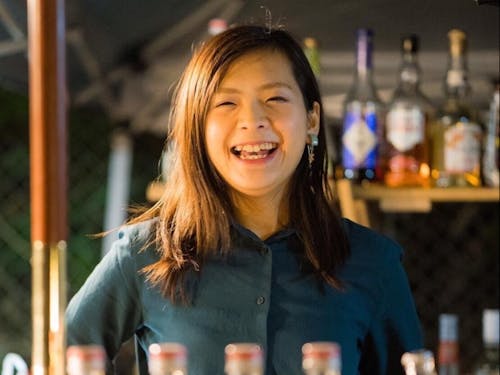 門野 由貴|ながしのバーテンダー:真庭なりわい塾一期生。塾への参加をきっかけにUターンし、「出張bar」をナリワイとしている。パートナーの暁生氏はDIY×不動産流通という新たなカタチの不動産業を営んでいる。