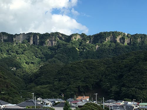 宿の裏には鋸山がそびえ立っています