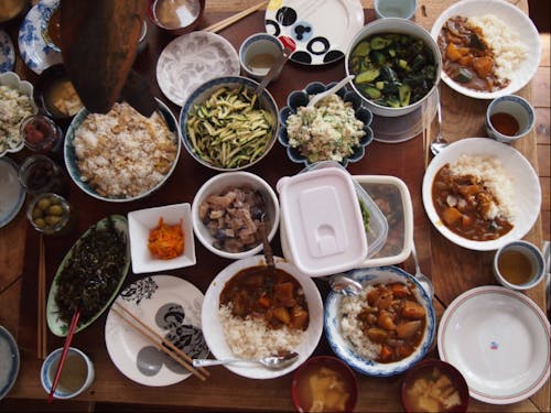 旬の食材が並ぶ豊かな食卓