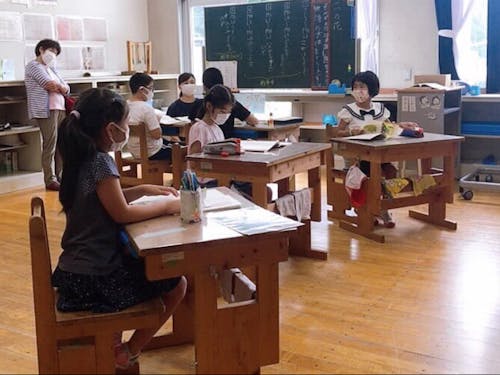上村小学校での授業の様子。複式学級でみんなで勉強中。