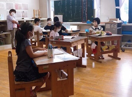 上村小学校での授業の様子。複式学級でみんなで勉強中。