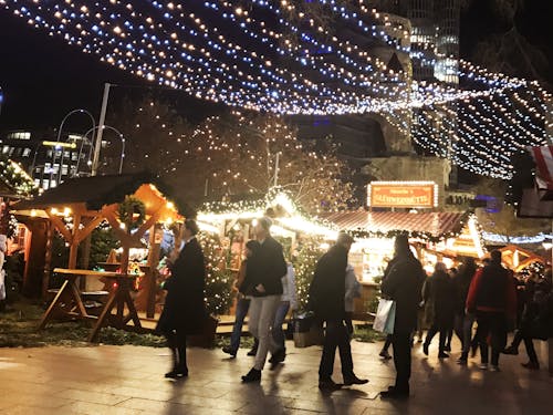 12月はクリスマスマーケットで賑わいます。親子で楽しめる!