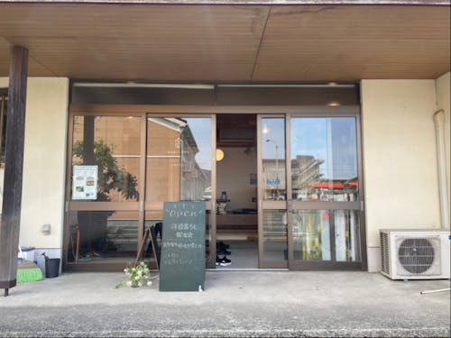 丹後暮らし探求舎は、峰山駅から徒歩5分ほど。駐車も可能です。