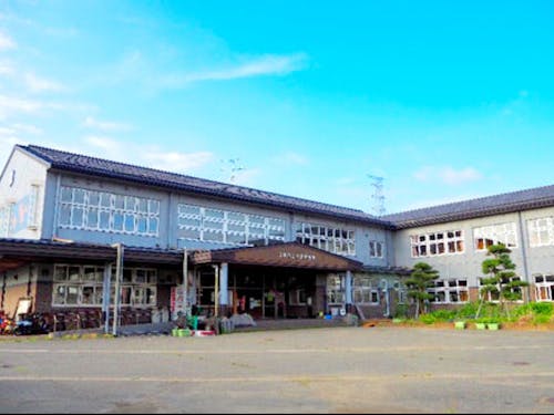 NPOの拠点「旧荒沢小学校」良い仕事場です