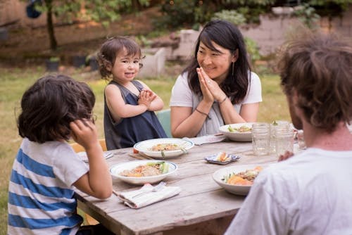 子供の収穫した野菜と、Lolaの作るオーガニックの麺を料理したら、みんなでいただきます。(写真撮影:Shawn Linehan)