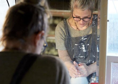 ポートランドには個人の中に多様性を持つ人が多い 。とてもシンプル且つ繊細な作品を作る陶芸家Lilithは、根っからの政治的活動家でもあり、趣味がキノコ狩りとスケートボードだったり。ここには、自分の子供達にも紹介したい「かっこいい人」の見本が沢山いる。(写真撮影:Johnny Fogg)