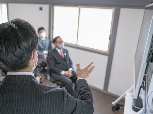 オフィススペースでのモニターを使ったプレゼンの様子