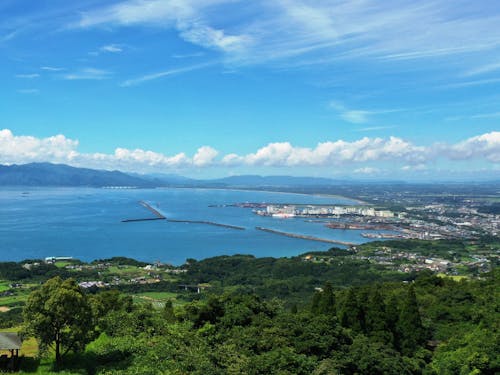 眼下に広がる志布志湾。街から10分も走れば豊かな自然が