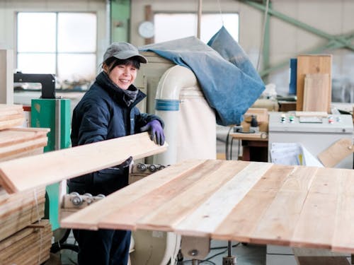 西粟倉・森の学校 (代表的なローカルベンチャー企業。村産材の価値を高めるオリジナル商品を数多く生み出す。一般客向けHAZAI MARKET+DIYも人気)