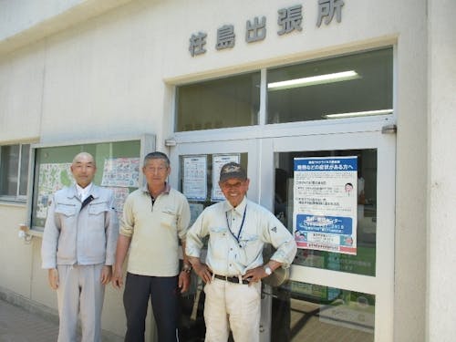 柱島の担当者（左）と島民の方。一緒に楽しく働きましょう！