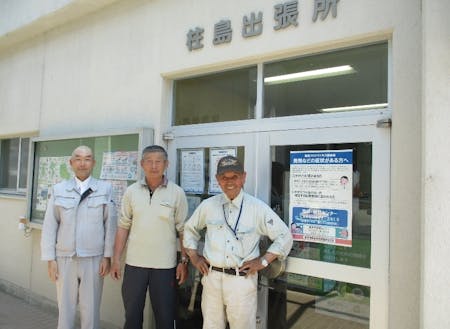 柱島の担当者（左）と島民の方。一緒に楽しく働きましょう！