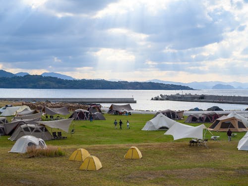 日本海を臨む絶好のロケーションでキャンプフィールド