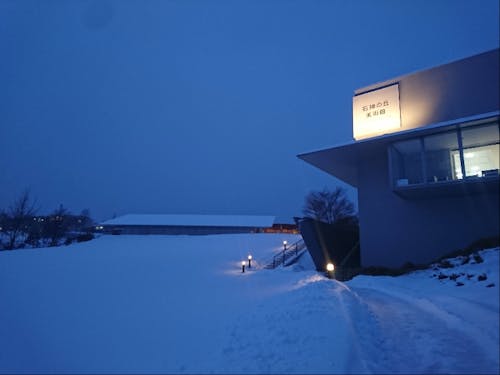 さっきのつららの写真はそこの窓から撮りました。あー、寒い。