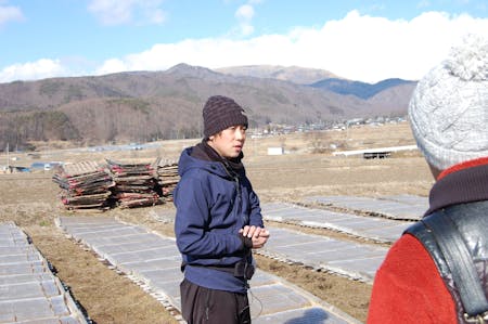 冬の寒天ツアーでガイドを務めるのは寒天の製造を営む(有)イリセンの若き社長 茅野さん