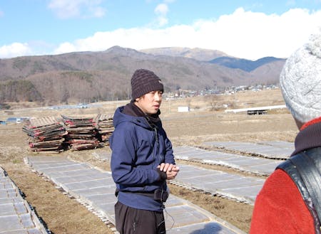 冬の寒天ツアーでガイドを務めるのは寒天の製造を営む(有)イリセンの若き社長 茅野さん