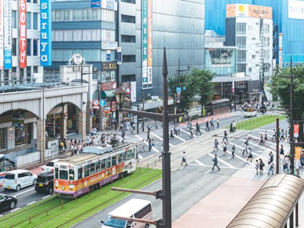 学生からお年寄りまで、幅広い人で賑わう熊本市中心部