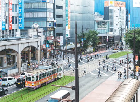 学生からお年寄りまで、幅広い人で賑わう熊本市中心部