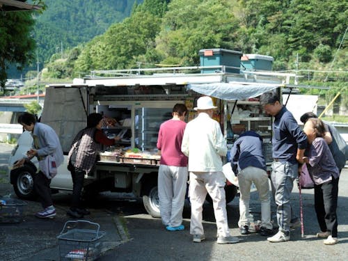 各集落を周る移動スーパーの仕事は村民さんに笑顔を届けています。
