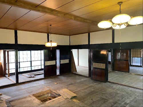 畳をめくったら出てきた明治時代の囲炉裏