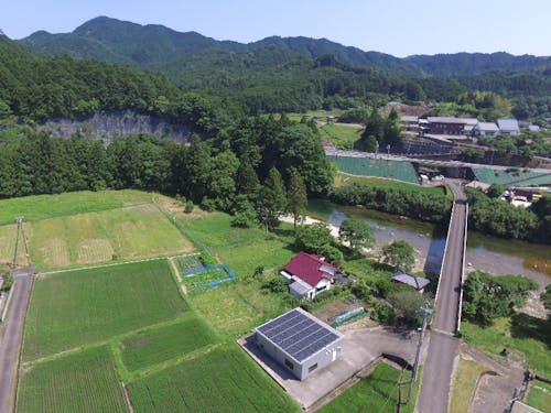 きれいな清流が流れる山間地域
