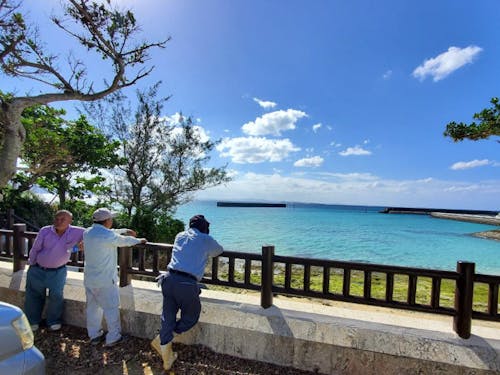 作業の休憩中に最高の景色をバックにゆんたく!