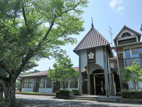 山の上にある、旧 真庭市立上田小学校を活用した「UEDA VILLAGE」