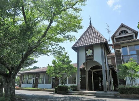 山の上にある、旧 真庭市立上田小学校を活用した「UEDA VILLAGE」