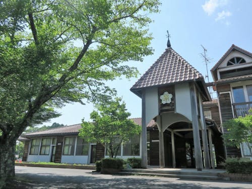 山の上にある、旧 真庭市立上田小学校を活用した「UEDA VILLAGE」