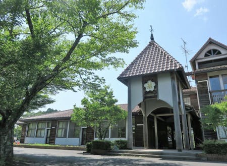 山の上にある、旧 真庭市立上田小学校を活用した「UEDA VILLAGE」