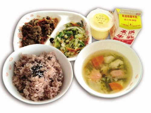 お米・牛乳は100%雲南産の給食
