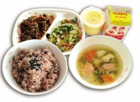 お米・牛乳は100%雲南産の給食