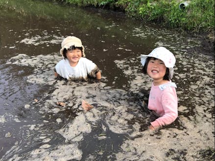 田んぼの水は温かい！最初は汚れるのが嫌がっていた子どもたちですが、カエルの卵に夢中になっていたら、こんな姿に。