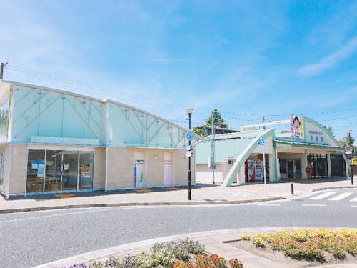 町の中心には吉富駅。北九州市まで車で1時間、福岡市まで車で2時間。