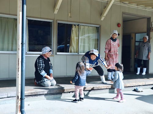 小さいこどもにふれることが、高齢者にとっても生きがいに。