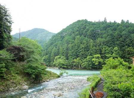 宿の前には小川は流れています。