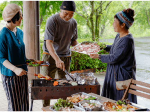 山の上で樹々に囲まれながらの「バーベキュー」