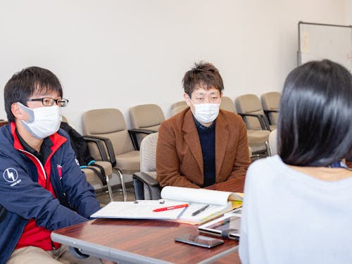 鹿嶋市の協力隊のインタビューをしているところ。左が森山隊員で右が小林です