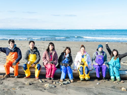 漁業体験の様子。地域内外の人が一緒に体験や交流をしています