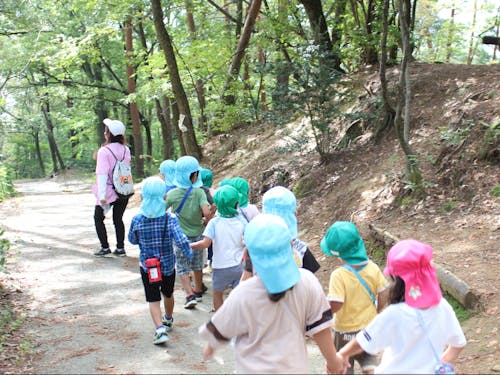 山の中で泥んこになるまで遊びます!