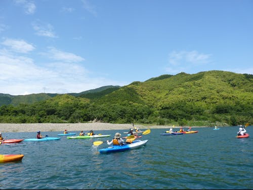 夏にはカヌーやラフティングを楽しむ人が大勢。