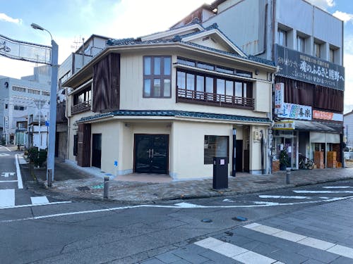 1階が飲食店、2階が宿泊施設