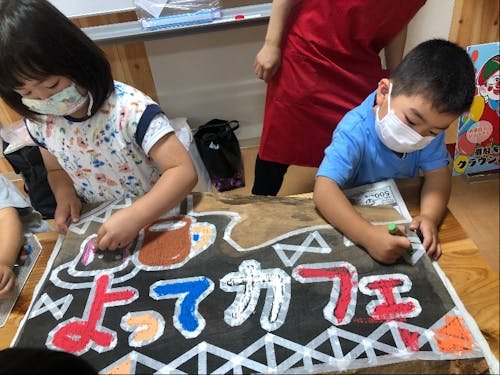 よってカフェの看板作り