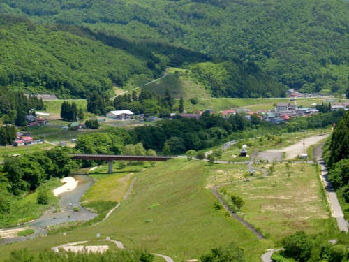 ダムから流れる川沿いに街が広がっています。