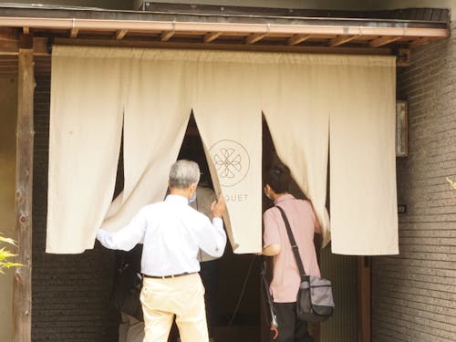 移住者の開店した店を訪ねる