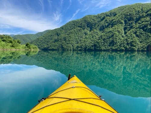 桂湖(かつらこ)晴れの日には湖面が鏡のように美しいです。
